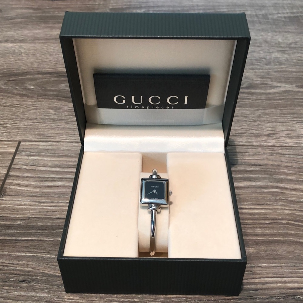 GUCCI 1900L SQUARE HATCH WATCH